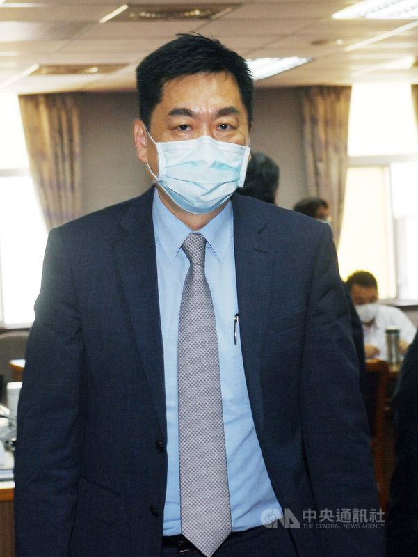 國內疫情升溫,內政部次長陳宗彥(圖)13日在立法院受訪表示,內政部會積極跟宗教團體溝通,請他們先暫停大型的宗教活動,如果是室內的宗教活動,是否可以改為線上,這些都會來做協助溝通。中央社記者施宗暉攝 110年5月13日