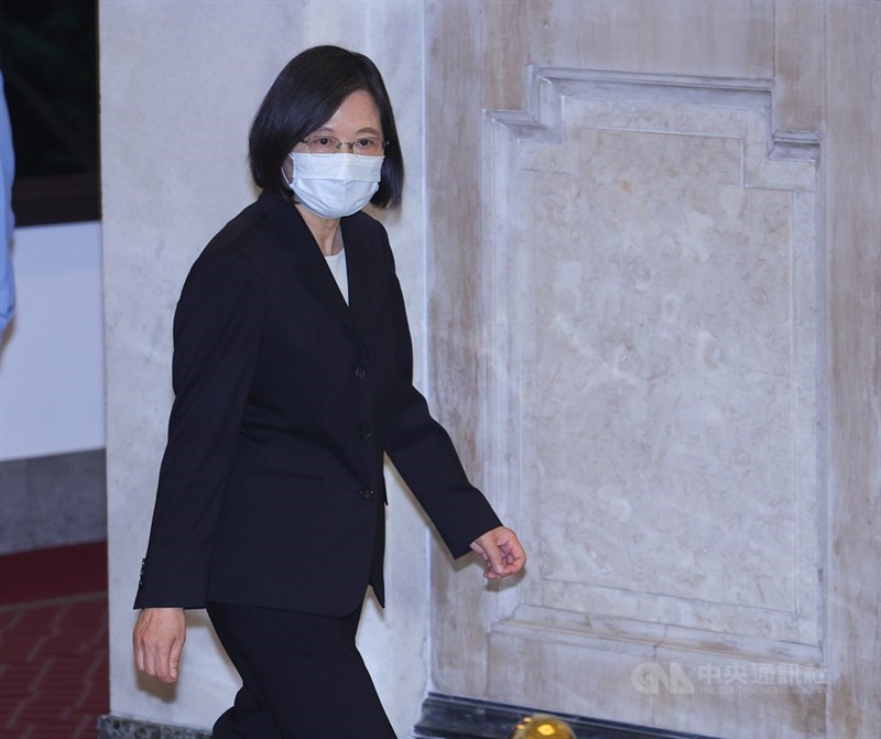 總統蔡英文13日晚間在總統府敞廳舉行記者會,針對近期國內外疫情局勢及政府防疫部署現況,公開發表談話。中央社記者謝佳璋攝 110年5月13日