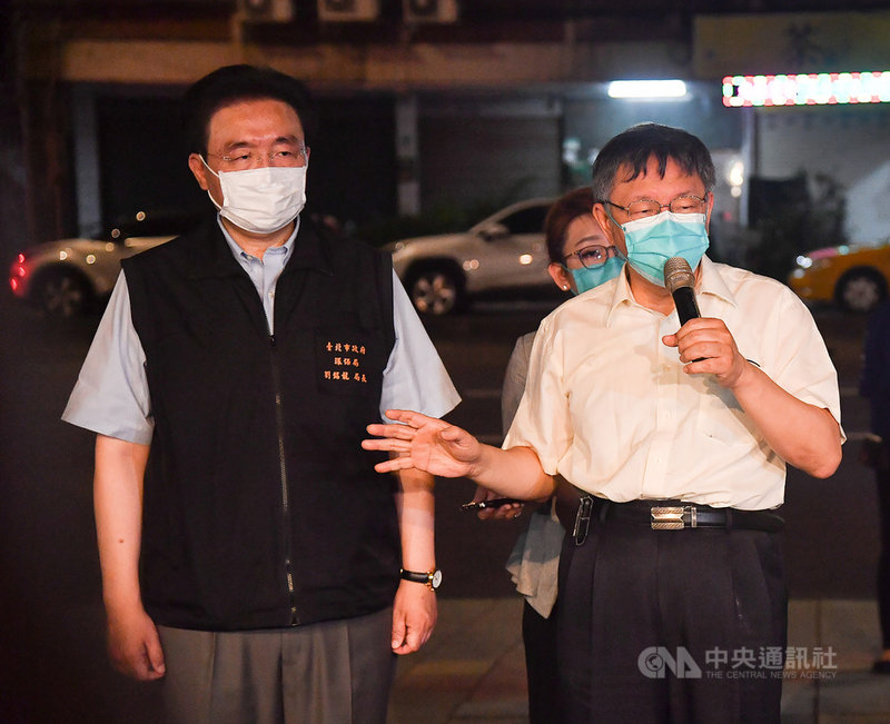 台北市長柯文哲(右)13日晚間前往視察萬華區例行性防疫噴消作業,隨後並針對萬華區及全市清消作業進行簡短說明。左為台北市環保局長劉銘龍。中央社記者鄭清元攝 110年5月13日