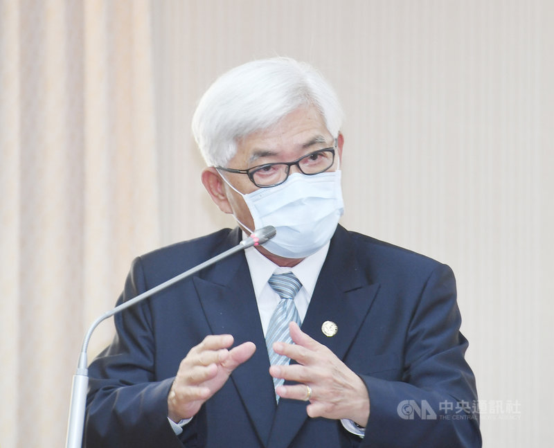 中選會主委李進勇(圖)13日在立法院備詢,對最新疫情狀況一事表示,萬一疫情升到三級警戒,8月28日的選務規劃必須馬上做調整,會與地方選委會保持聯繫。中央社記者施宗暉攝 110年5月13日