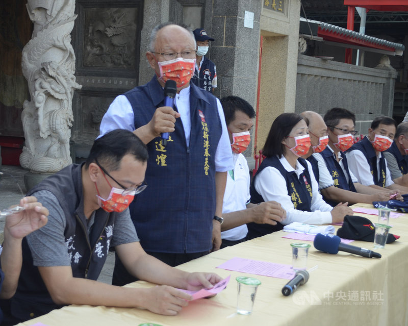 新港奉天宮董事長何達煌(左2)13日表示,嘉義縣政府函文新港奉天宮,指疫情升溫,建議停止媽祖7天6夜遶境活動,下午媽祖停駕水仙宮,向媽祖擲筊獲示晚間回駕新港,配合政府防疫提早2天結束遶境。中央社記者蔡智明攝 110年5月13日