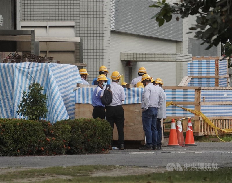 高雄市路竹路北超高壓變電所匯流排13日發生故障,導致興達電廠部分機組跳機,台電緊急進行分區輪流限電,將力拚於晚間恢復供電。圖為路北超高壓變電所內工程人員聚集。中央社記者董俊志攝 110年5月13日