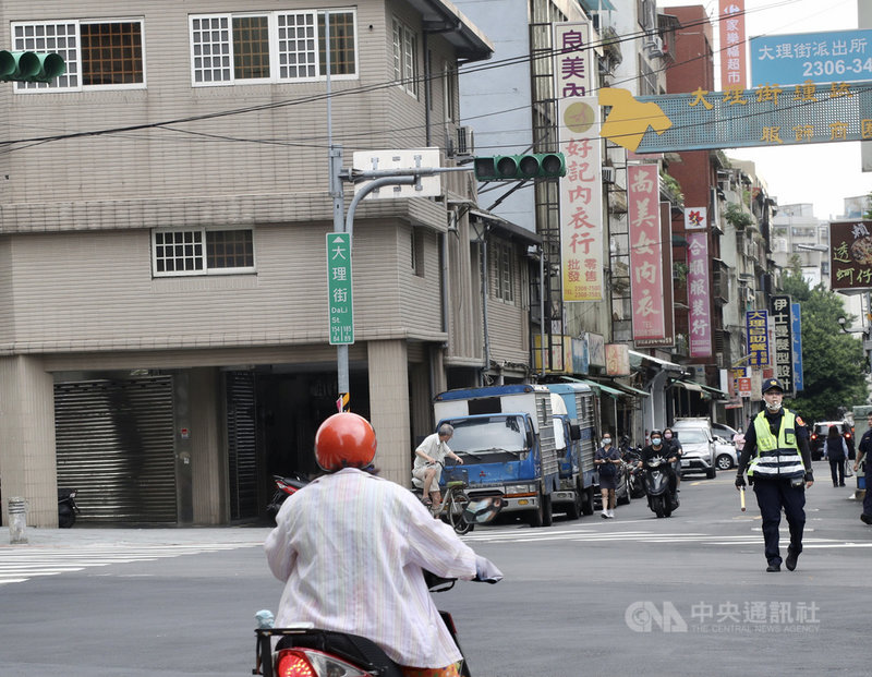 興達電廠跳機造成全台多處突發停電，台北市多處交通號誌失靈停擺，萬華區大理街商圈路口等地也受影響，警方派員到場協助維持交通。中央社記者張皓安攝　110年5月13日