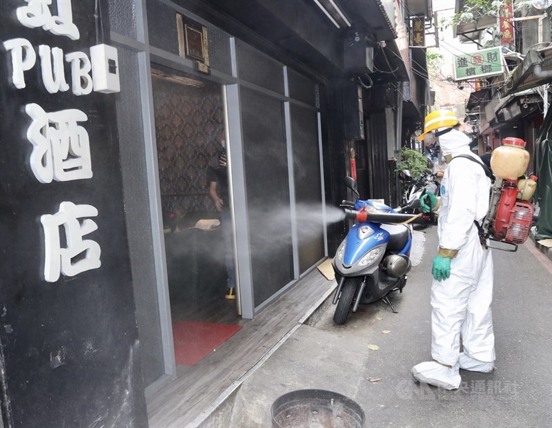 外傳12日確診基隆婦人案1217曾赴萬華,恐是茶藝館員工,疫情指揮中心指揮官陳時中表示兩者有關聯性。圖為台北市環保局派員在萬華區進行消毒。中央社記者張皓安攝 110年5月13日