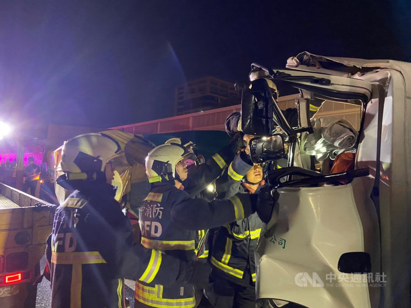 國道1號北上185公里處烏日路段14日凌晨近4時,一輛物流車與貨車車禍,貨車駕駛無大礙,但物流車駕駛受困車內,消防人員使用破壞器材破壞車體將人救出後,送醫仍不治。(讀者提供)中央社記者趙麗妍傳真 110年5月14日