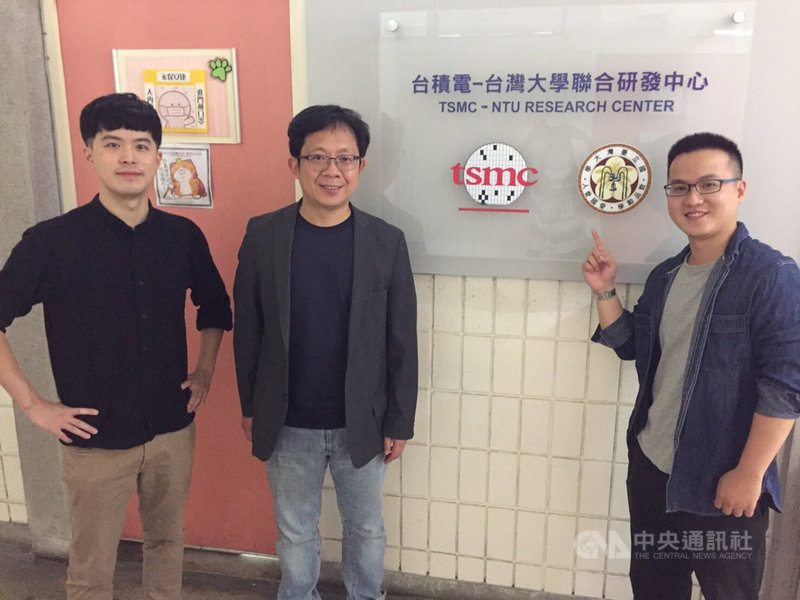 台大與台積電、美國麻省理工學院合作研究發現二維材料結合半金屬鉍能達極低電阻,接近量子極限,有助實現半導體達1奈米以下製程挑戰。圖為研究團隊沈品均(左起)、吳志毅、周昂昇。(台大提供)中央社記者陳至中台北傳真 110年5月14日