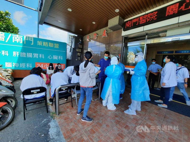 桃園市永豐高中畢旅團70名學生13日在墾丁腸胃不適送醫,有計程車司機以錄音檔謠傳「有學生(武漢肺炎)確診」,屏東縣長潘孟安要求查辦;衛生局14日說明,全案朝食物中毒處理。(屏東縣政府提供)中央社記者郭芷瑄傳真 110年5月14日