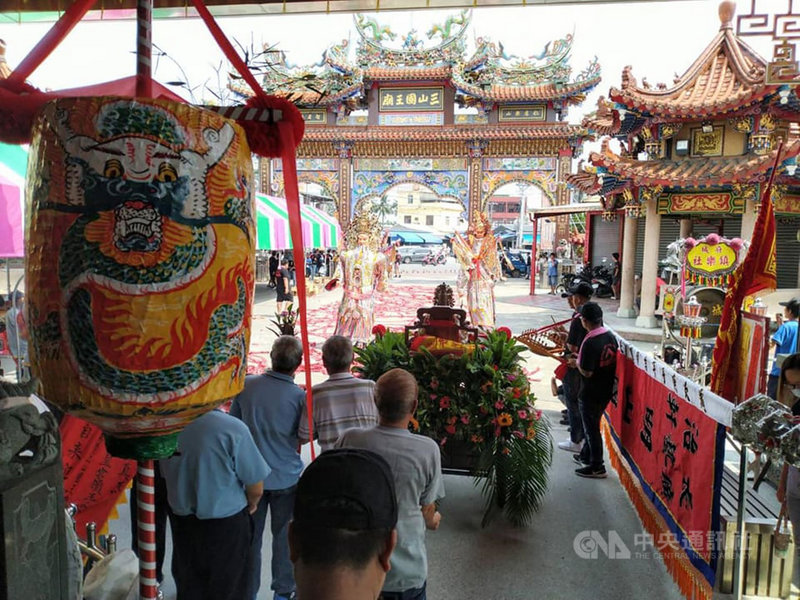 國內武漢肺炎疫情升溫,屏東市海豐三山國王廟原訂22 、23日將舉辦的「迓男孫燈」遶境活動已決定延辦,縣政府也持續呼籲各廟宇停辦或延辦慶典及廟會活動。(海豐三山國王廟提供)中央社記者郭芷瑄傳真 110年5月14日