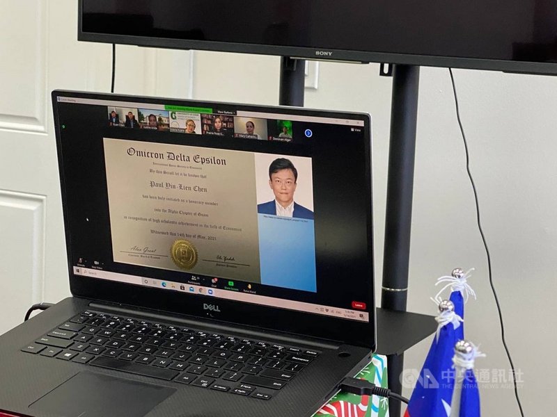 駐關島辦事處長陳盈連14日成為關島大學國際經濟榮譽協會的榮譽會員,是首位以非該校成員身分,也是關島外交圈首位獲得這項殊榮的外交官。(駐關島辦事處提供)中央社記者石秀娟雅加達傳真 110年5月14日