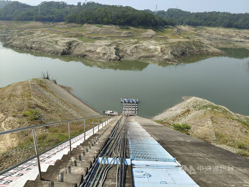 苗栗縣永和山水庫蓄水率跌破4%,水庫為延長抽水管線暫停取水,導致水量不足,自來水公司14日緊急通知實施「供5停2」的竹南用戶延後半天復水,頭份用戶也減壓供水。圖為今年4月下旬因逼近呆水位,啟動抽水設備取水。中央社記者管瑞平攝 110年5月14日