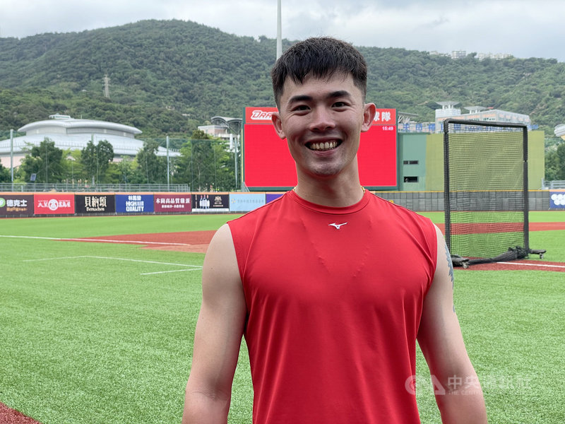 中職味全龍隊13日與統一獅隊比賽首局沒打完就停電,龍隊先發投手林子昱(圖)當下急著要找獅隊野手陳傑憲。林子昱14日笑說,是想要知道新練成的二縫線球路狀況。中央社記者謝靜雯攝 110年5月14日