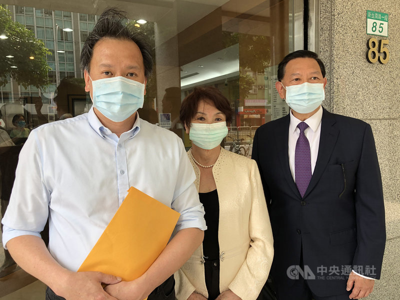 東元25日股東會將改選董事,黃育仁陣營代表14日下午前往金管會證期局陳情,指東元公司逕自更改股東會地點,未說明選舉票格式,有重演大同之亂之嫌。圖左為黃立聰、中為孫嬿美、右為劉積瑄。中央社記者鍾榮峰攝 110年5月14日
