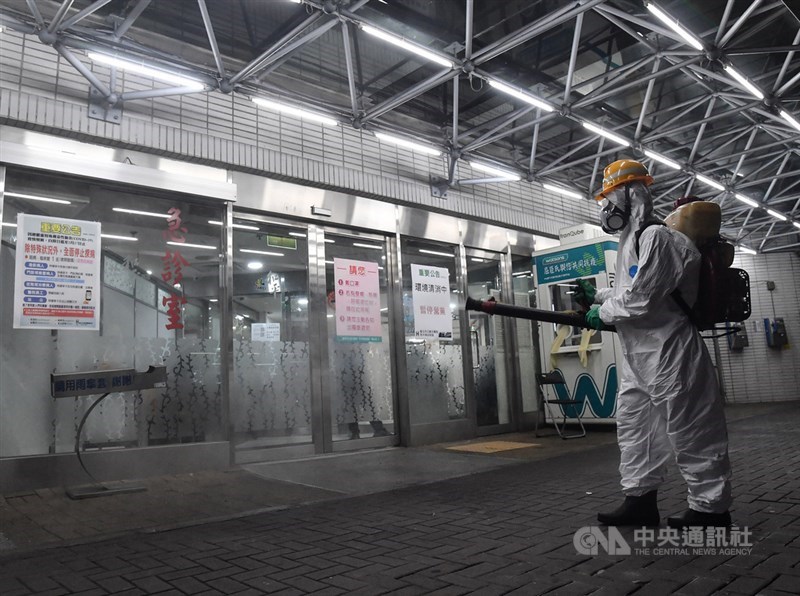 台北市政府13日表示,北市聯合醫院和平院區有2名病患確診武漢肺炎。圖為聯醫和平院區晚間全面性清潔消毒。(中央社檔案照片)