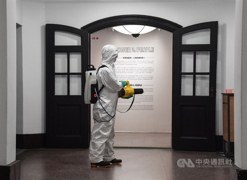 總統府一名員工因兩名家族成員與案1203用餐,而該名員工與家族成員有過餐敘,即日起請假居家隔離。總統府14日表示,上午即進行該員工辦公室及相關動線消毒工作,下午進一步實施總統府全面消毒作業。中央社記者鄭清元攝 110年5月14日