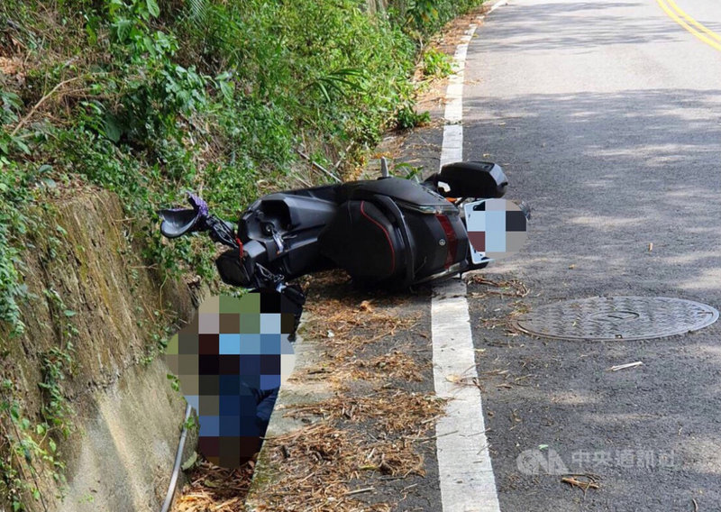 33歲越南籍阮姓女子胸前背著1歲女嬰,14日中午騎機車行經台中市和平區東崎路段,不慎摔落路邊水溝,送醫急救後2人仍不治。(民眾提供)中央社記者趙麗妍傳真 110年5月14日