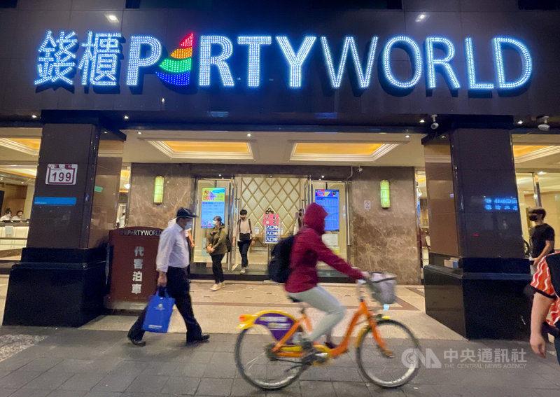 本土疫情升溫,台北市長柯文哲14日宣布北市八大行業、網咖、電子遊戲業、視聽歌唱業15日起皆暫停營業,業者原只能營業到15日凌晨0時,副市長黃珊珊稍晚表示,經業者反映需時間準備後,改延至15日上午8時。中央社記者裴禛攝 110年5月14日