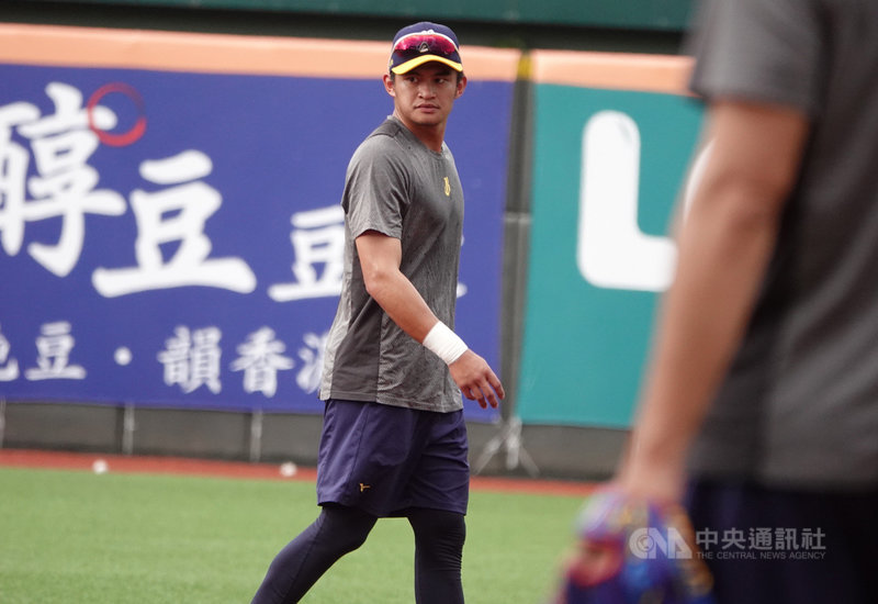 中華職棒中信兄弟隊野手岳東華腳踝傷勢復發,今年2月動手術,5月開始在二軍實戰出賽,目前二軍4場出賽,總計9打數敲出3支安打,13日二軍出賽打滿9局,14日升上一軍。中央社記者謝靜雯攝 110年5月14日