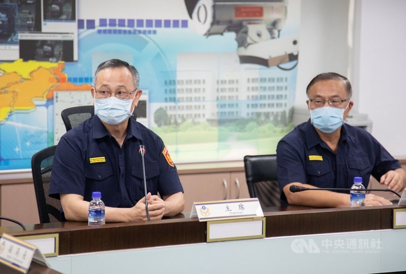 內政部警政署長陳家欽(左)14日由新北警局長黃宗仁(右)陪同,慰問新北參與疫情調查員警,要求以偵辦重大刑案的態度,最短時間完成任務。(警方提供)中央社記者黃旭昇新北傳真 110年5月14日