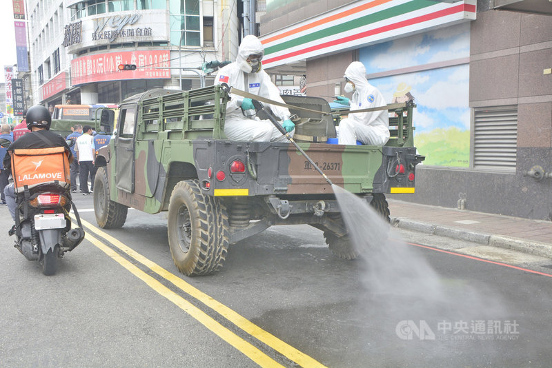 新北市14日全面消毒環境,阻斷武漢肺炎病毒傳播鏈。圖為國軍化學兵群支援三重區消毒,沿途噴灑藥劑。中央社記者黃旭昇新北攝 110年5月14日