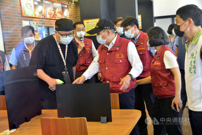 新北市14日實施24小時全市總動員大消毒,盼防堵疫情蔓延擴散,新北市長侯友宜(前右3)也親自前往三重區的餐廳視察了解業者防疫作為。中央社記者黃旭昇新北市攝 110年5月14日