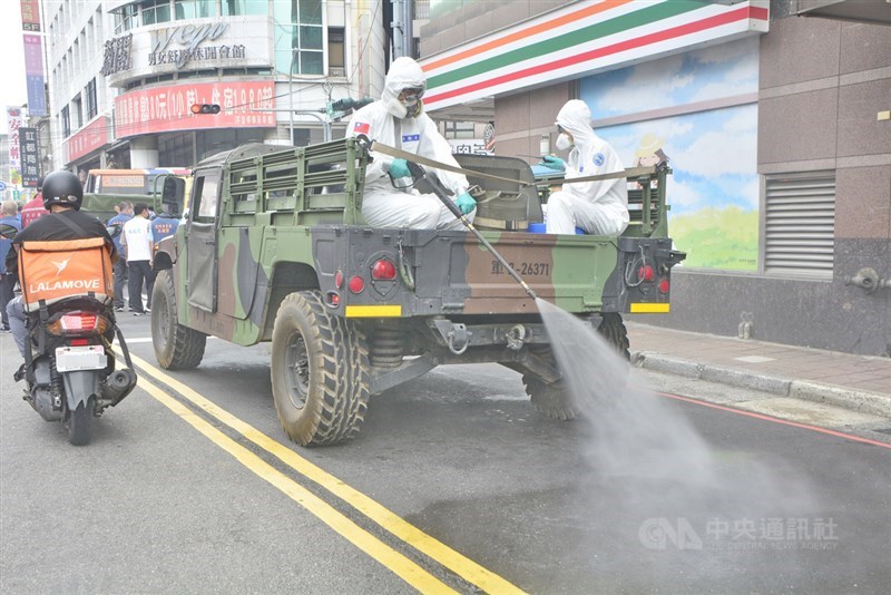 新北市14日全面消毒環境,阻斷武漢肺炎病毒傳播鏈。圖為國軍化學兵群支援三重區消毒,沿途噴灑藥劑。中央社記者黃旭昇新北攝 110年5月14日