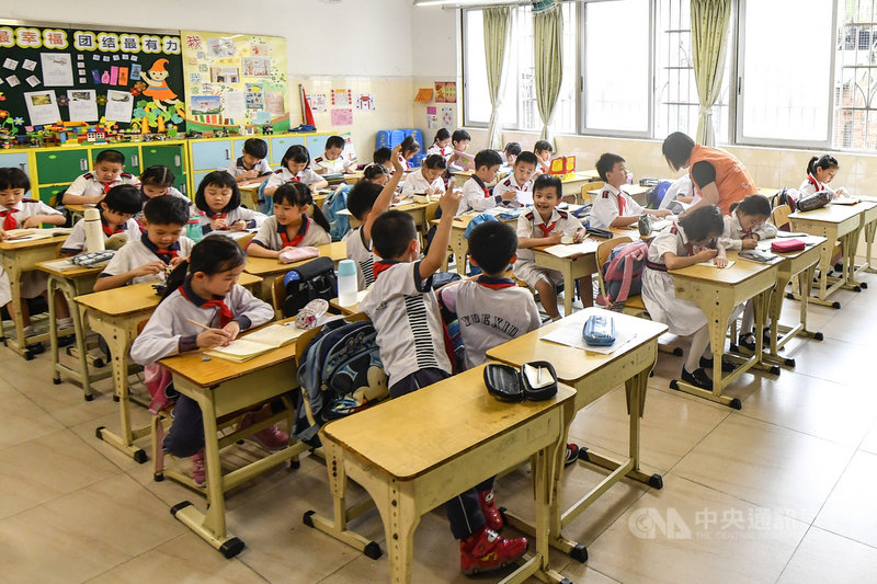 外媒報導,中國將提出新的課後輔導監管規定,藉此降低學生壓力,同時盼減輕家長負擔以提高生育率。草案可能在6月公布。圖為廣州一所小學推行課後輔導的情形。(中新社提供)中央社 110年5月14日