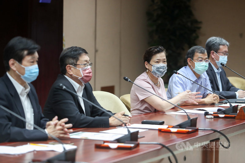 經濟部長王美花(中)14日率台電主管舉行記者會,公布513大停電調查報告,指出台電一名工作人員13日在進行輸電擴充工程測試時,誤開隔離開關,導致匯流排接地故障,進而造成興達電廠機組跳脫,造成全台大停電,經濟部會於本週盡快完成完整的調查報告。中央社記者裴禛攝 110年5月14日