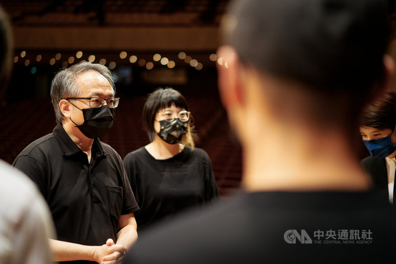 疫情升溫,NSO國家交響樂團原訂14日在國家音樂廳舉行的「樂無界教育計畫–呂紹嘉大師班音樂會」線上直播宣布取消。指揮呂紹嘉(左)說,他自己也很期待這場音樂會,但顯然疫情嚴峻,安全至上,「指揮這個行當,磨練心志也是指揮很重要的功課。」(NSO國家交響樂團提供)中央社記者趙靜瑜傳真 110年5月14日
