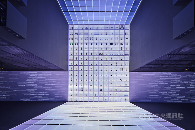 連結兩層樓的挑高展示廳為HYBE INSIGHT博物館亮點之一,展示廳中陳列了高8.5公尺的獎盃牆,搭配環繞展廳的影片,記錄旗下藝人歷年成就。(HYBE提供)中央社記者廖禹揚首爾傳真 110年5月14日