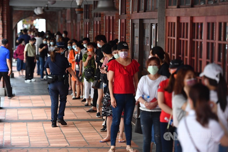 台北市在萬華剝皮寮設置武漢肺炎快篩站,14日下午4時起運作,不過在快篩站正式啟動前,一旁騎樓下已是大排長龍,員警也到場協助維持秩序,要求排隊民眾拉出安全距離。中央社記者王飛華攝 110年5月14日