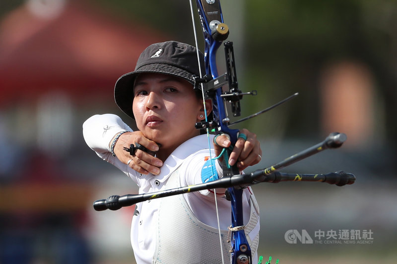 110全國大專校院運動會射箭賽程,14日進行公開女生組射箭反曲弓個人對抗賽決賽,代表國立體大出賽的林佳恩終場以6比4擊敗對手,奪得金牌。中央社記者吳家昇攝 110年5月14日