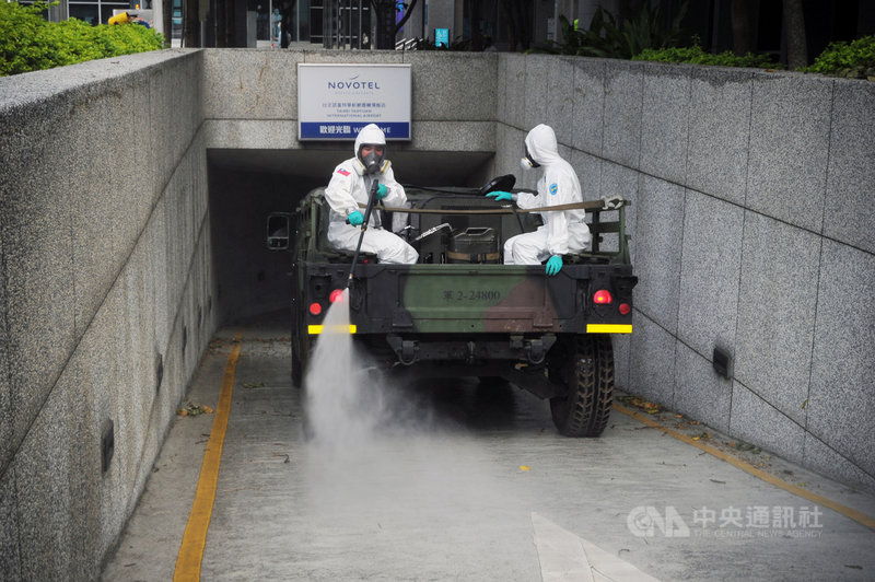 諾富特飯店染疫案,陸軍33化學兵群14日進行全館內外大消毒,包含停車場地下車道也噴灑漂白水。中央社記者施宗暉攝 110年5月14日
