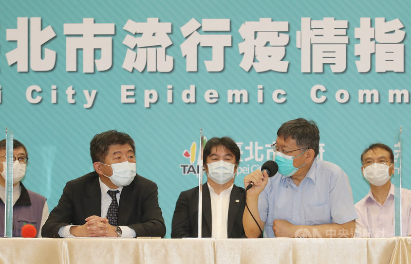 地方政府能否自行採購武漢肺炎(2019冠狀病毒疾病,COVID-19)疫苗?中央流行疫情指揮中心指揮官陳時中(左2)與台北市長柯文哲(右2) 14日上午開會討論後舉行記者會表示,應由中央統籌。中央社記者張新偉攝 110年5月14日