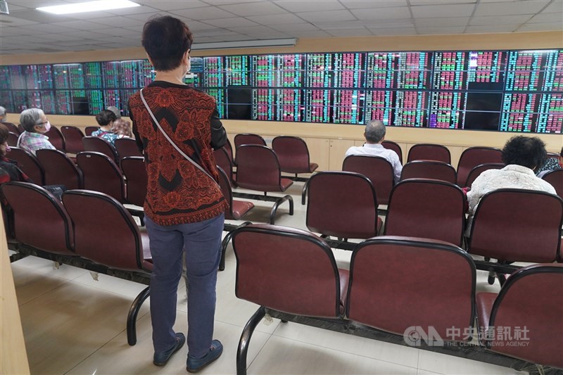 台股一甩前幾日頹勢,加權指數14日終場上漲156.99點,收在15827.09點,但週線重挫1457.91點。(中央社檔案照片)