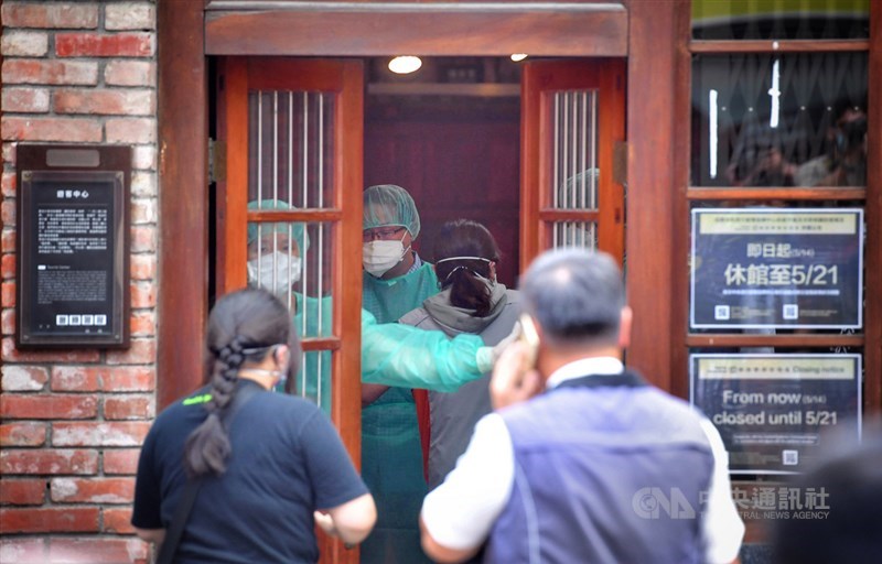 台北市宣布在萬華剝皮寮設置武漢肺炎快篩站,14日下午4時後啟動,大批民眾提早前往快篩站外排隊等待,快篩站工作人員持續進行準備工作。中央社記者王飛華攝 110年5月14日