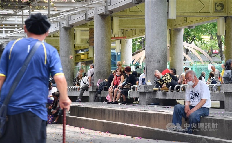 台北萬華茶室爆發武漢肺炎群聚事件,台北市立聯合醫院醫院和平院區也新增2名病患確診武漢肺炎,萬華龍山寺附近群聚街友,成為疫情擴散隱憂,圖為14日龍山寺附近群聚街友。中央社記者王飛華攝 110年5月14日