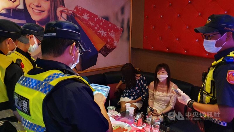 武漢肺炎疫情升溫,台南市警局第四分局13日晚上擴大臨檢轄管安平區八大行業,查獲2家舞廳未施行「實名(聯)制」。(台南市警局提供)中央社記者張榮祥台南傳真 110年5月14日