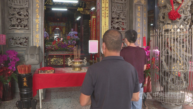 國內疫情升溫,苗栗縣通霄鎮白沙屯拱天宮14日表示,因應入廟香客人流恐難管制,除加強清消外,宮廟內部和餐廳皆不對外開放,請信眾在廟外參拜。中央社記者管瑞平攝 110年5月14日