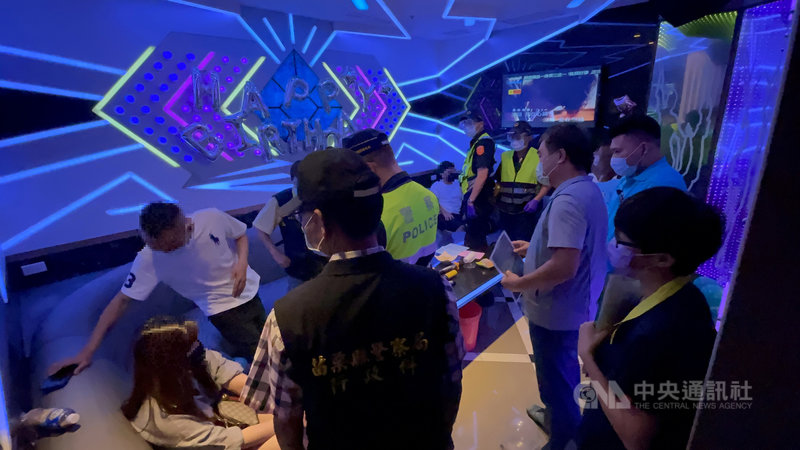因應國內防疫警戒提升為二級,苗栗縣警察局14日表示,即起與縣府各單位規劃八大聯合稽查勤務,對酒店、KTV、電子遊戲場等易引起群聚感染、密閉營業場所加強勸導,落實防疫作為。(苗栗縣警察局提供)中央社記者管瑞平傳真 110年5月14日