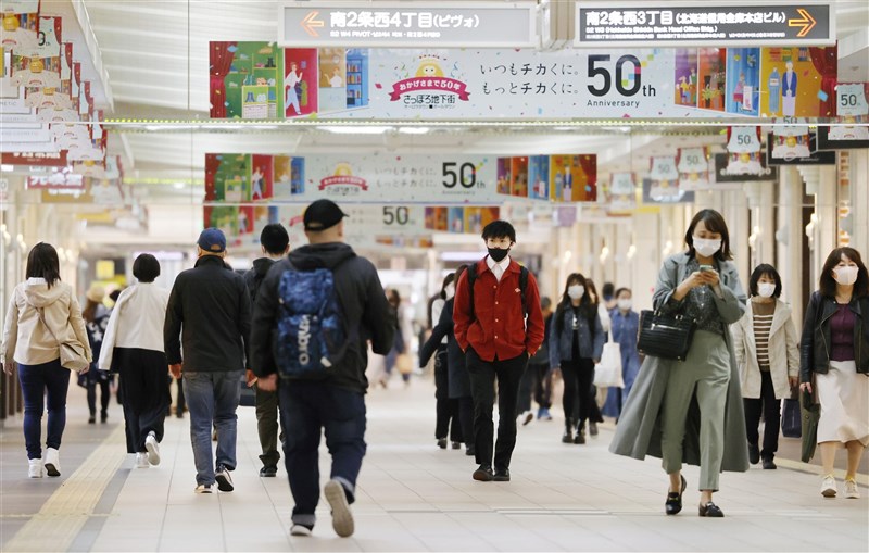 日本境內2019冠狀病毒疾病疫情嚴峻,日本政府決定將北海道等3道縣納入適用「緊急事態宣言」,讓緊急事態地區從6都府縣擴及9都道府縣。圖為札幌地下街14日人潮。(共同社)