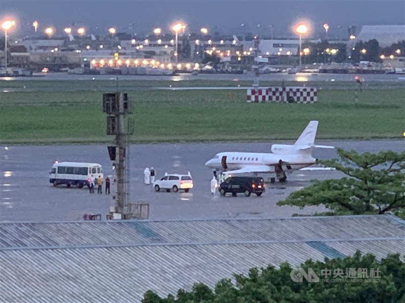 駐印度代表處一名確診人員搭乘醫療後送專機14日上午自印度德里起飛,預計晚間抵台。圖為駐印度代表處2名確診官員8日搭乘醫療專機返台,(中央社檔案照片)
