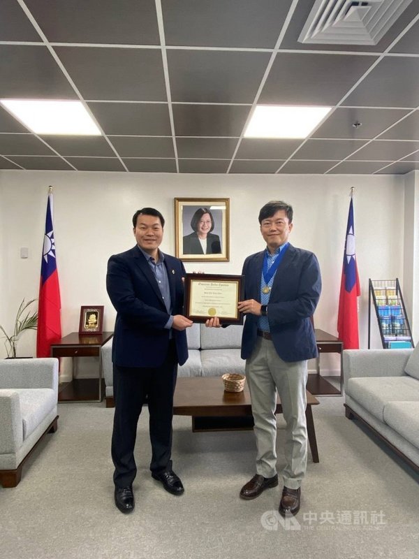 關島大學國際經濟榮譽協會14日透過視訊授予駐關島辦事處長陳盈連(右)榮譽會員證書,該校農業經濟系助理教授暨該協會顧問陳冠儒(左)將證書送到辦事處。(駐關島辦事處提供)中央社記者石秀娟雅加達傳真 110年5月14日