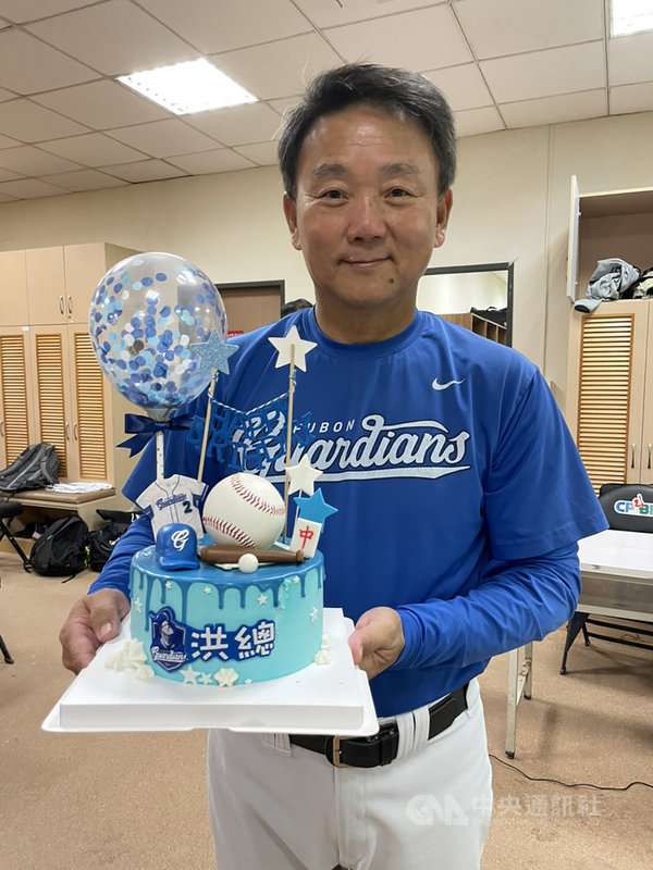 中華職棒富邦悍將總教練洪一中14日在桃園球場迎接60 歲生日,賽前全隊幫他慶生,最後並用勝利當作給教頭的生日禮物。(富邦悍將提供)中央社記者楊啟芳傳真 110年5月14日