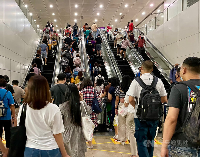新加坡16日將進一步加強防疫,若可能的話,雇主應讓員工在家上班。圖為實龍崗地鐵站14日晚間人潮。中央社記者侯姿瑩新加坡攝 110年5月14日