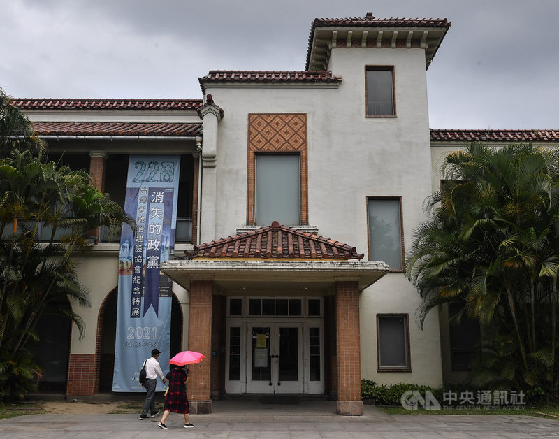 台北二二八紀念館有員工被通知前往集中檢疫所隔離檢疫,台北市文化局長蔡宗雄14日表示,二二八紀念館即日起至21日暫停開放。中央社記者鄭清元攝 110年5月14日