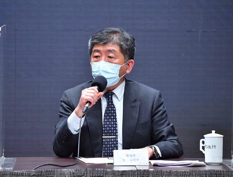 中央流行疫情指揮中心指揮官陳時中15日宣布,14日單日本土病例新增180例、境外移入5例。因應疫情急遽升溫,台北市、新北市即日起至28日升級第3級警戒,外出需全程戴口罩。(行政院提供)中央社 110年5月15日