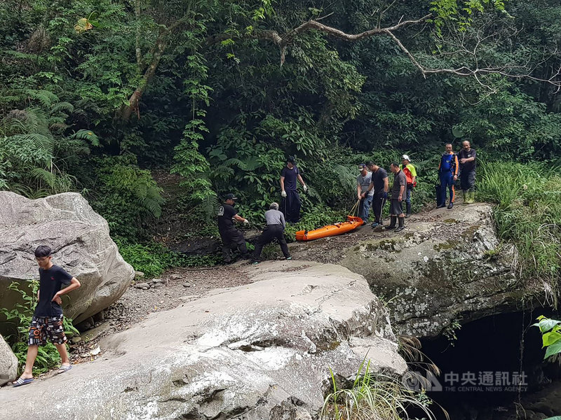 苗栗縣南庄鄉風美溪苦花潭15日中午發生遊客溺水意外,消防人員獲報到場後,下午將溺水17歲許姓少年救出,經送醫搶救仍宣告不治。(民眾提供)中央社記者魯鋼駿傳真 110年5月15日
