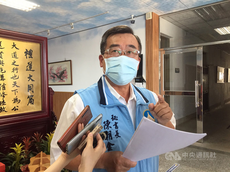 金門縣政府秘書長陳朝金15日表示,台灣本島確診人數不斷增加,金門出現確診個案可能性也隨之提升,希望金門能維持「零確診」是最好,但不要產生在地社區感染是最重要目標。中央社 110年5月15日