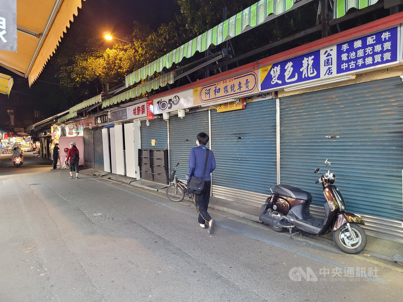 羅東夜市在日前宜蘭傳出數起武漢肺炎確診案例後,晚間原本人潮擁擠情況已不復見,商家營收損失慘重,15 日日有些店家乾脆拉下鐵門休息幾天。中央社記者沈如峰宜蘭縣攝 110年5月15日