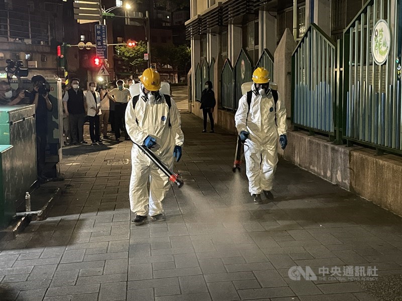 萬華茶藝館爆發武漢肺炎群聚案,台北市長柯文哲13日晚間到萬華區龍山國中視察例行消毒作業。中央社記者陳昱婷攝 110年5月13日